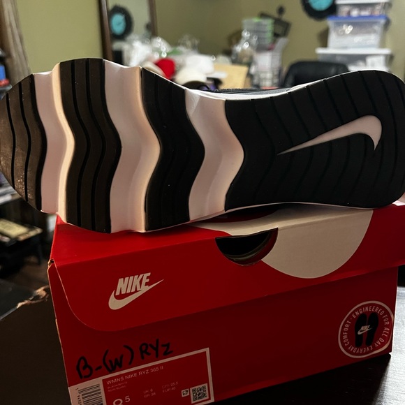 Nike Women's Ryz 365 2 Black and White Athletic Shoes - size 8.5 - Picture 6 of 9